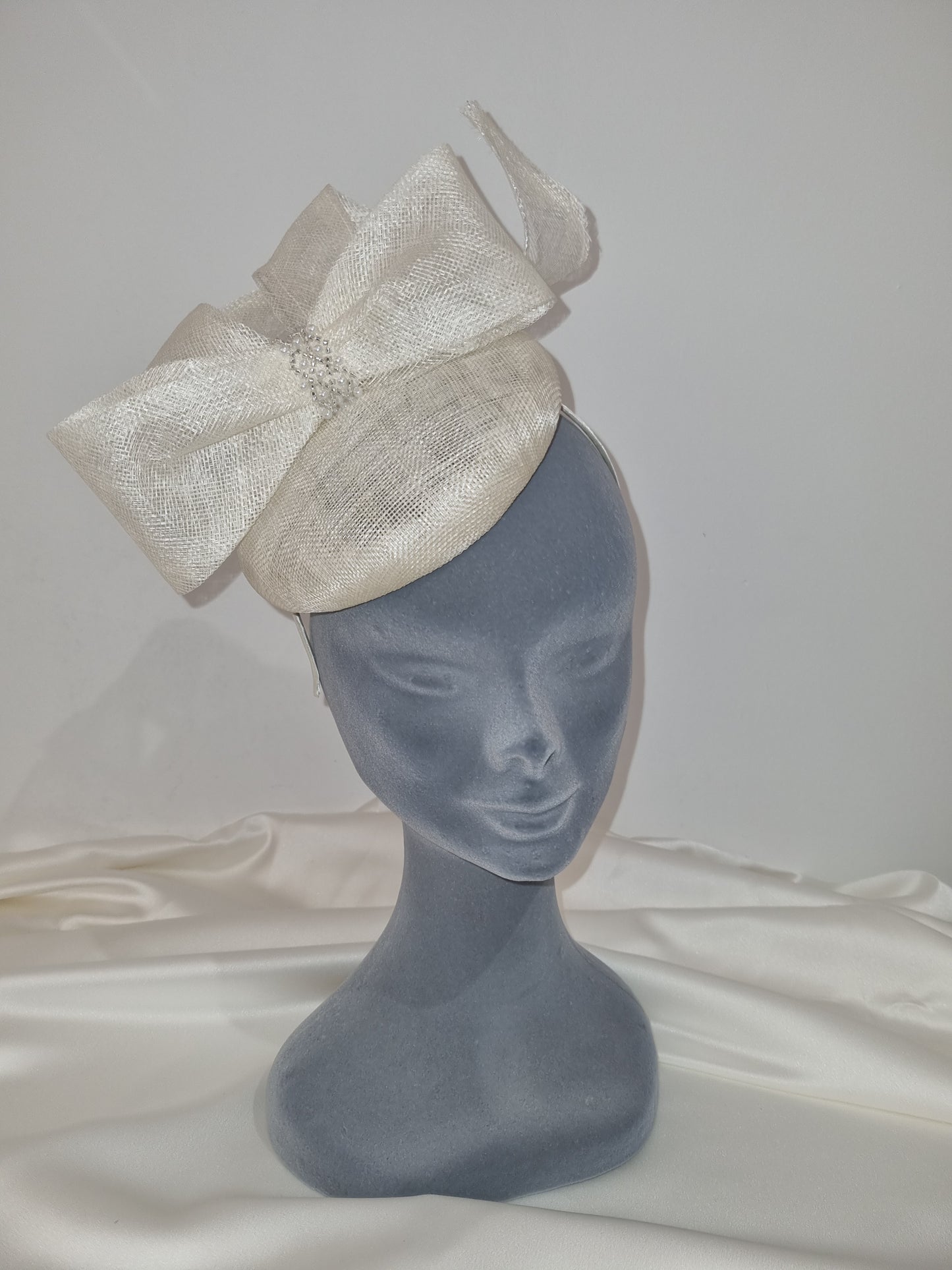 Ivory Fascinator/Headpiece With Bow and Centre Pearl~D18