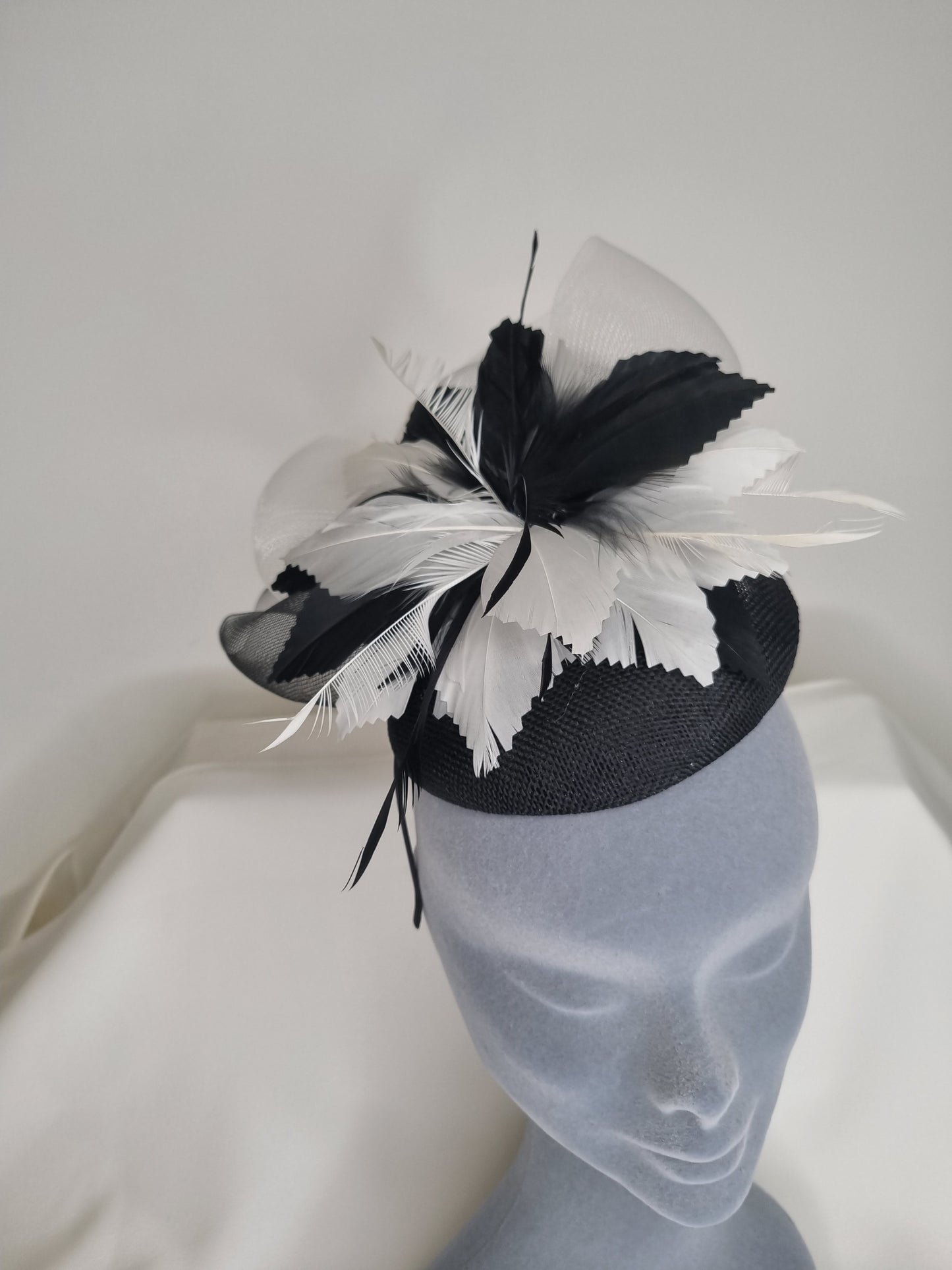 Black and white fascinator D29