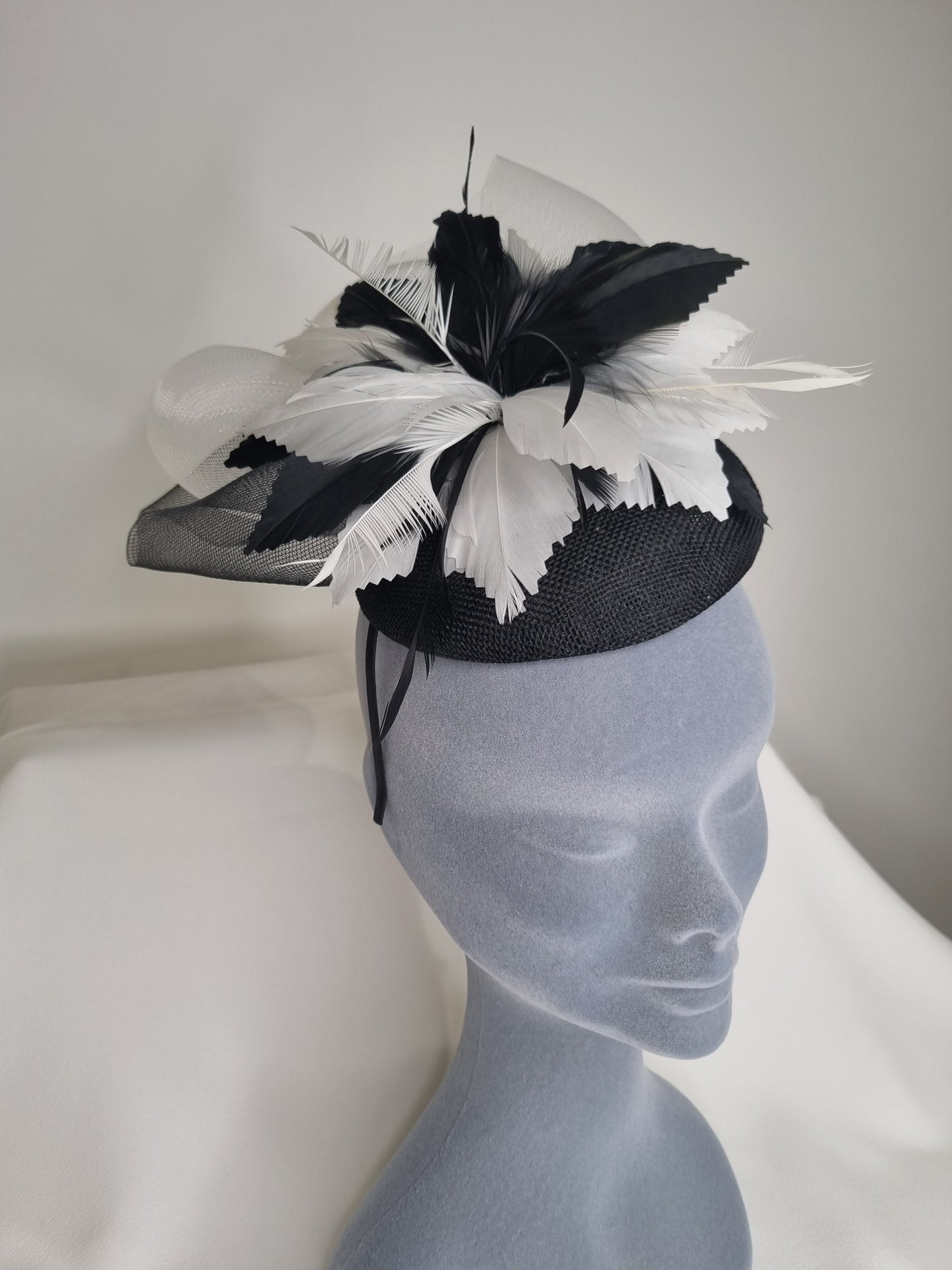 Black and white fascinator D29