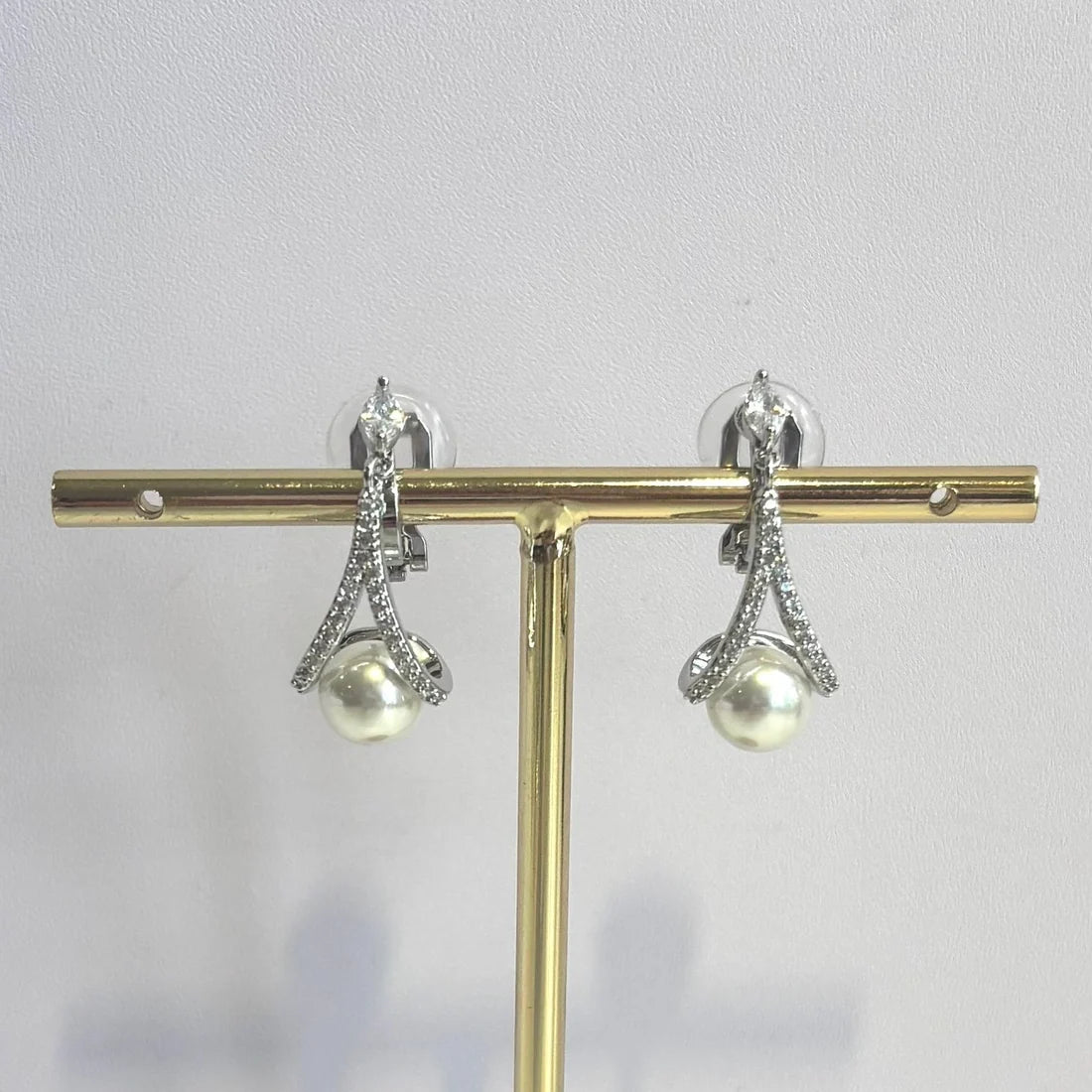 EC76 - Silver, crystal and pearl clip on earrings