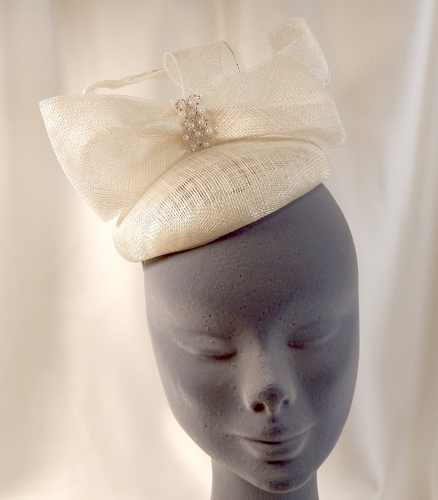 Cream Fascinator/Headpiece With Bow & Centre Pearl