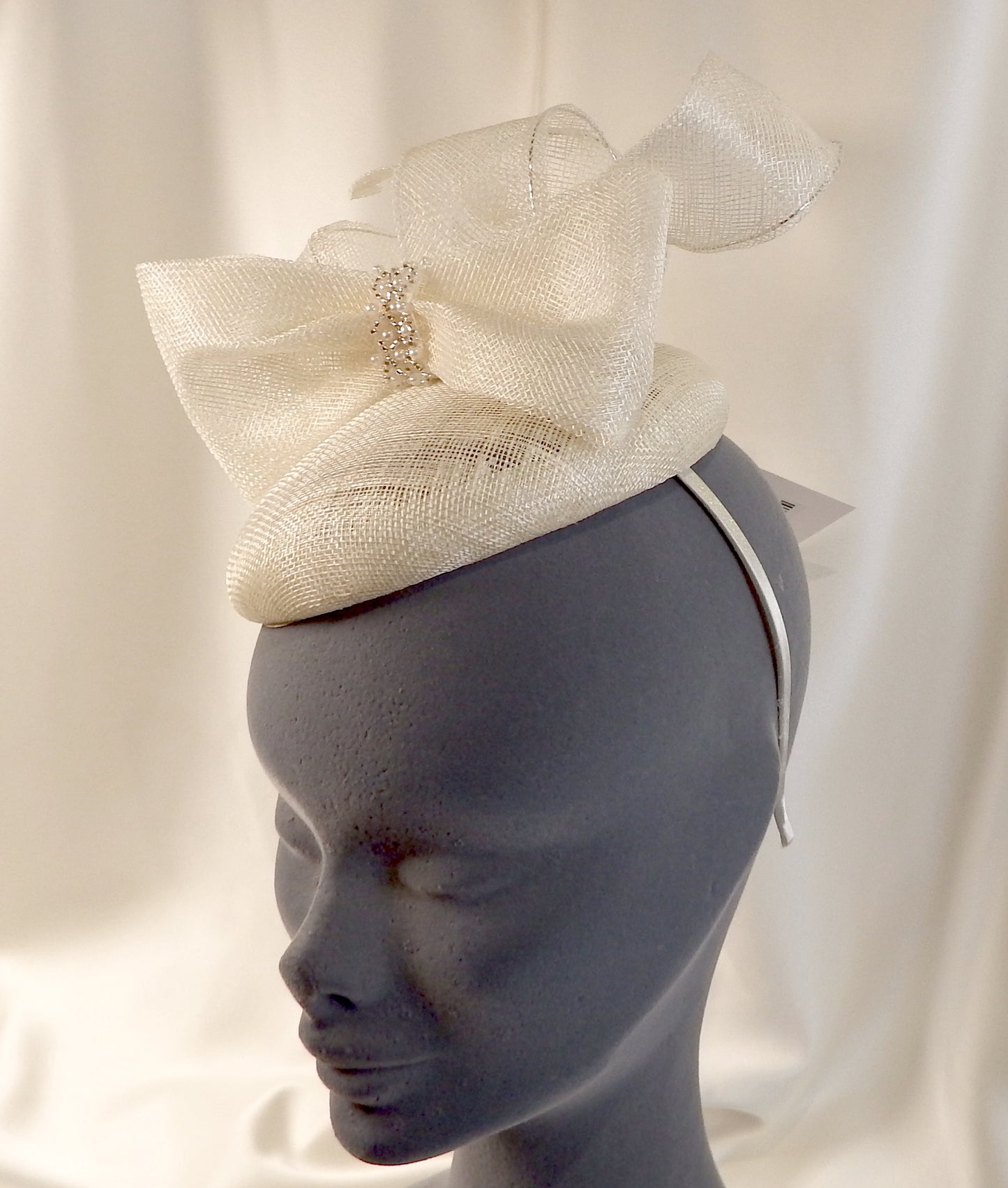 Cream Fascinator/Headpiece With Bow & Centre Pearl