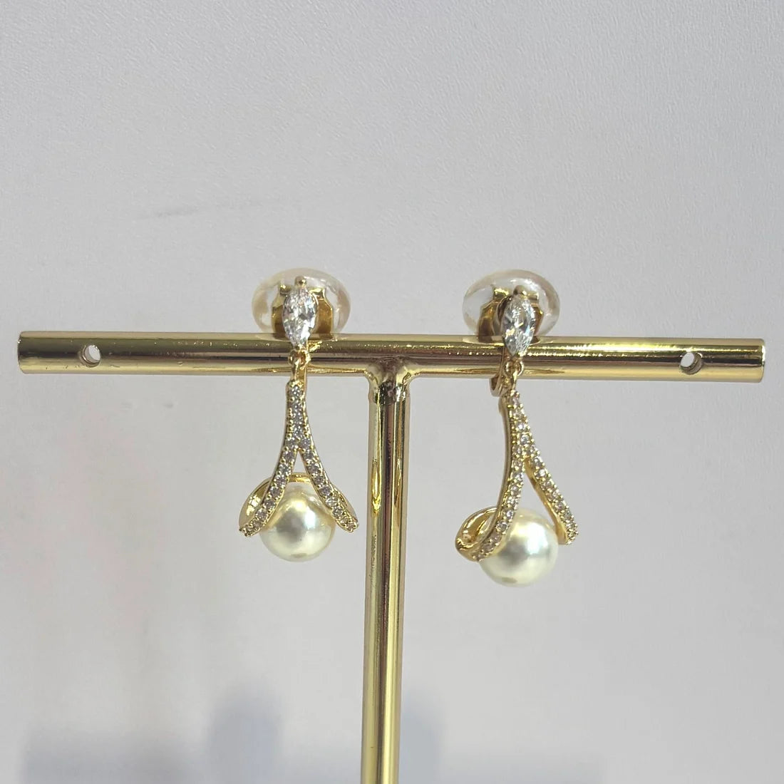 EC76 - Gold, crystal and pearl clip on earring