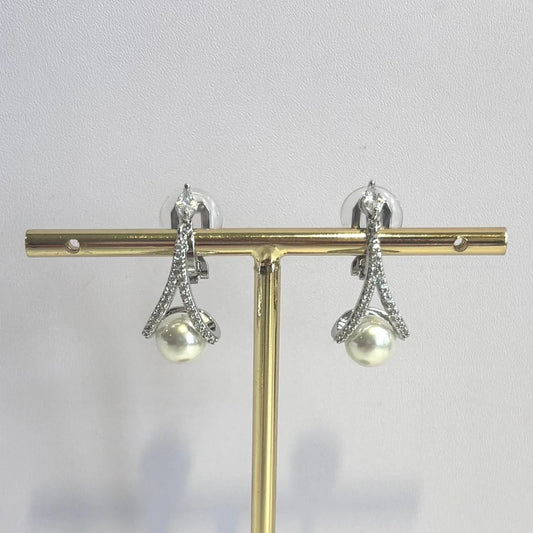EC76 - Silver, crystal and pearl clip on earrings